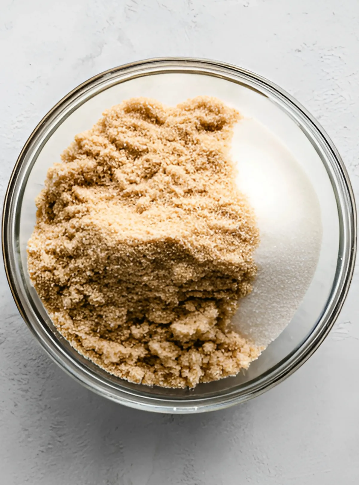 Brown sugar and white sugar in glass bowl