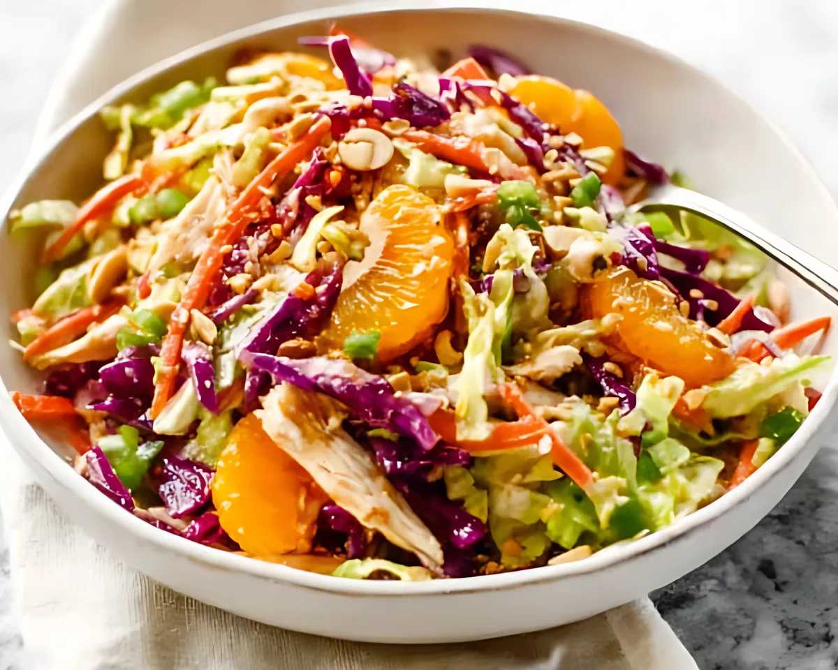 bol de salade mandarine sur nappe