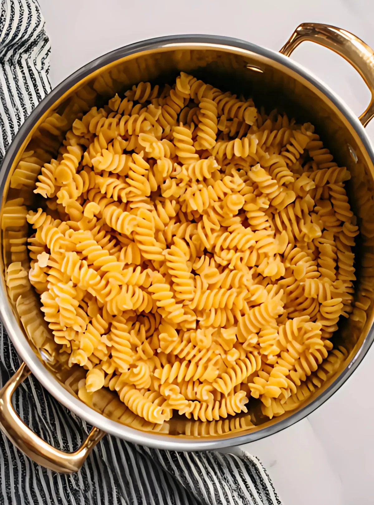 cooked rotini pasta in pot