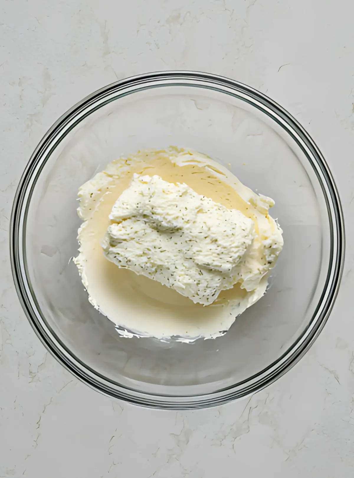 fromage mélangé dans bol en verre