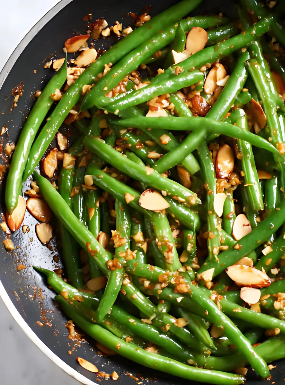 haricots verts cuits dans une poêle avec ail et amandes