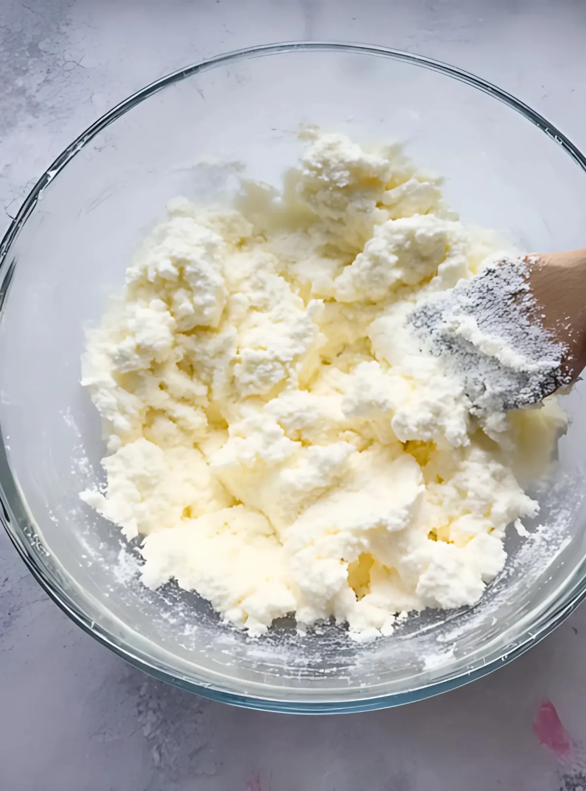 mélange grumeleux blanc avec spatule en bois