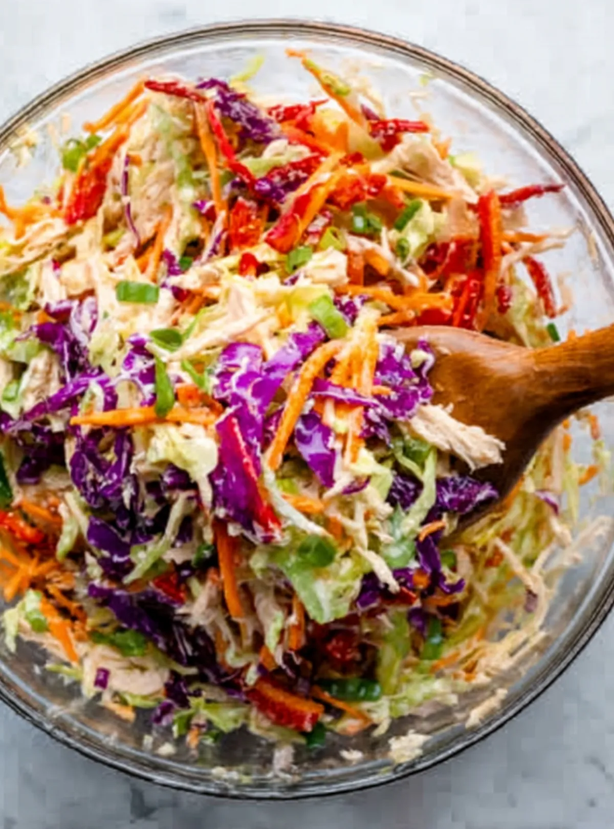 salade mélangée avec cuillère en bois