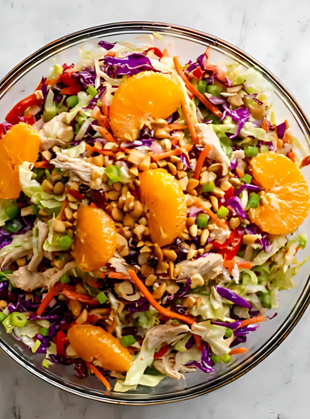 salade servie avec mandarines et cacahuètes