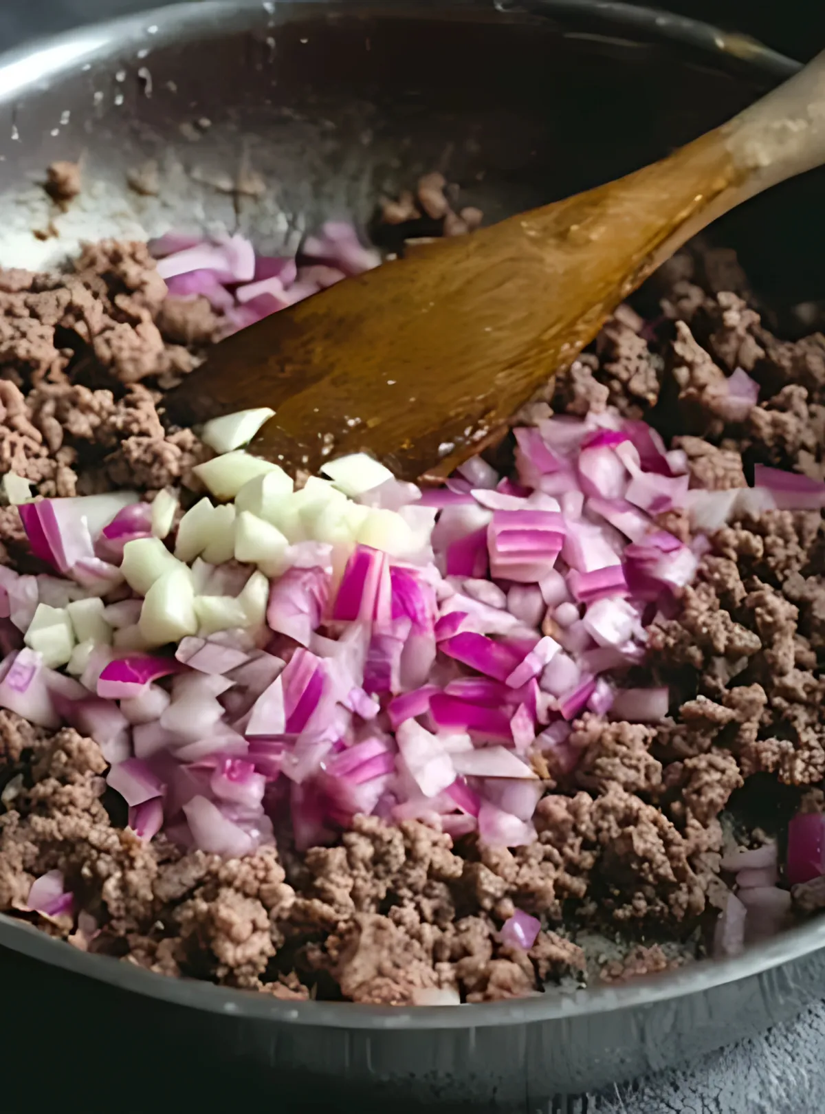 viande et oignons rouges dans une poêle