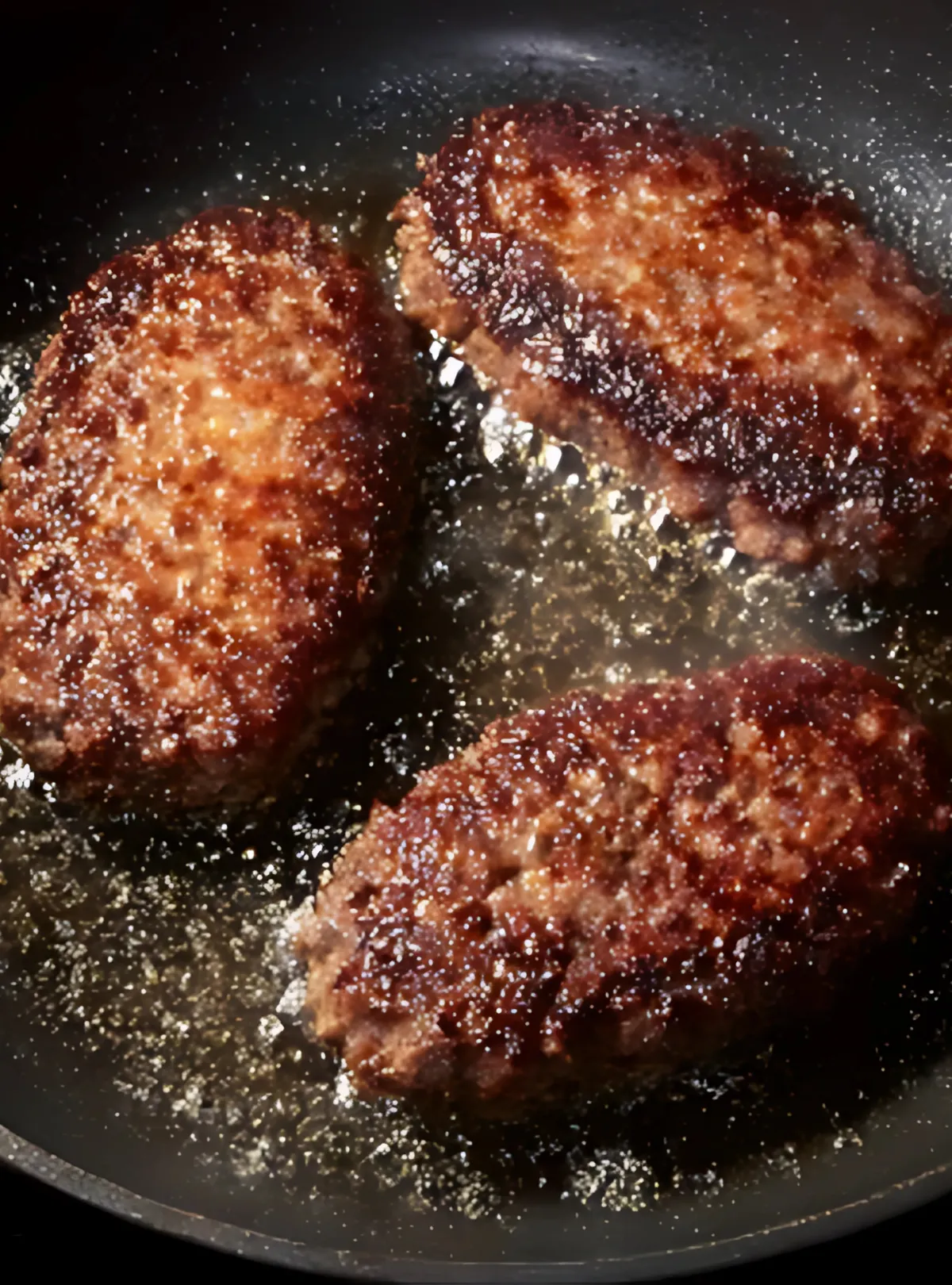 Steaks cuits dans poêle huile