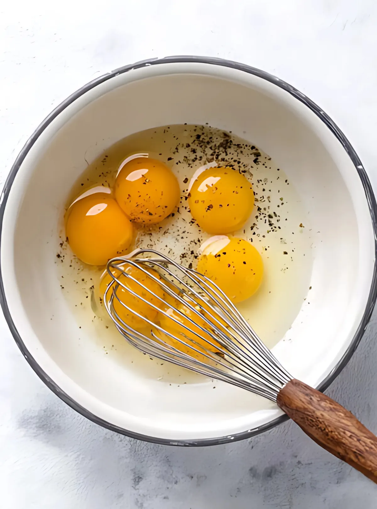 eggs pepper whisk