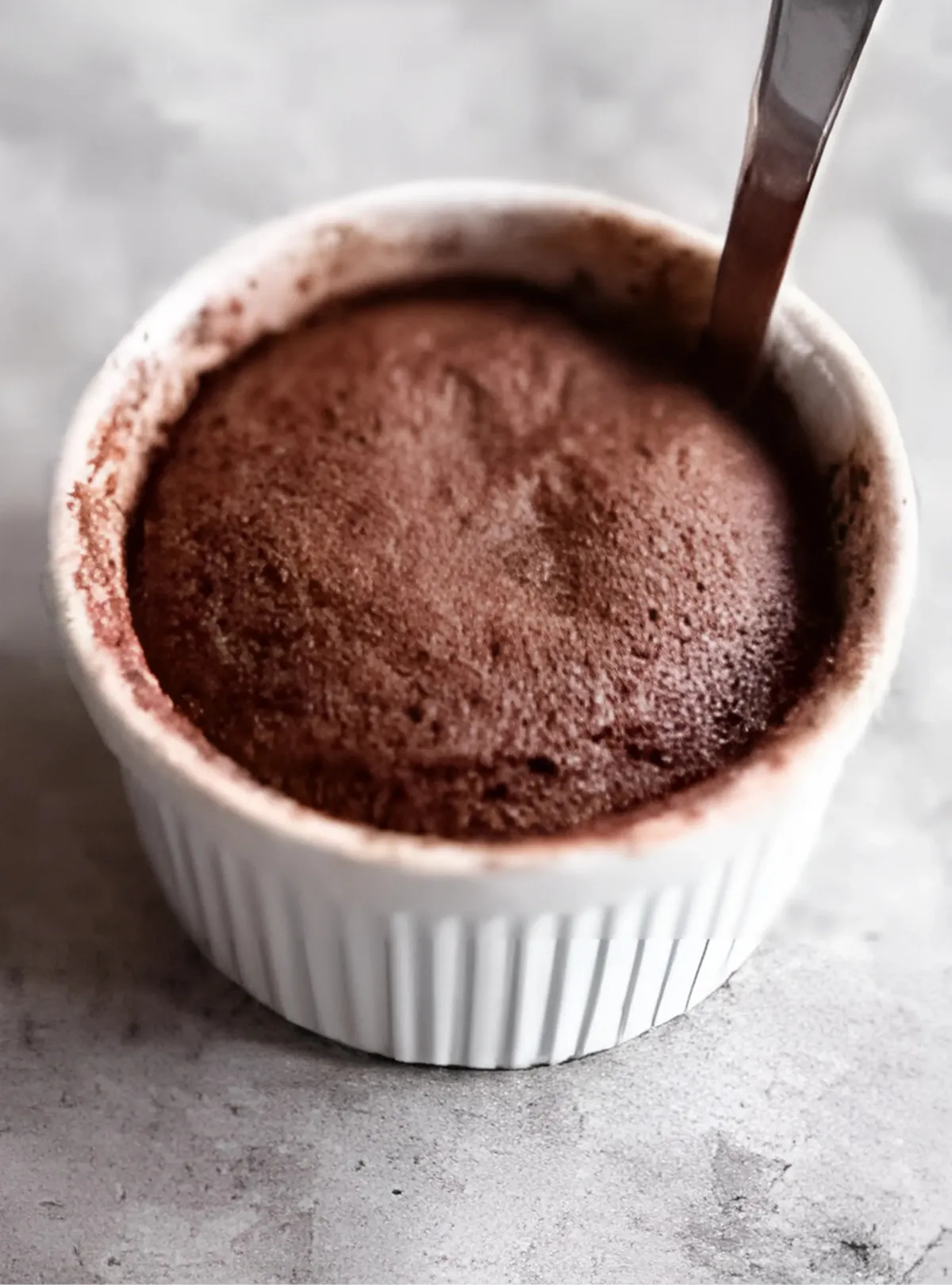 knife loosening cake edge