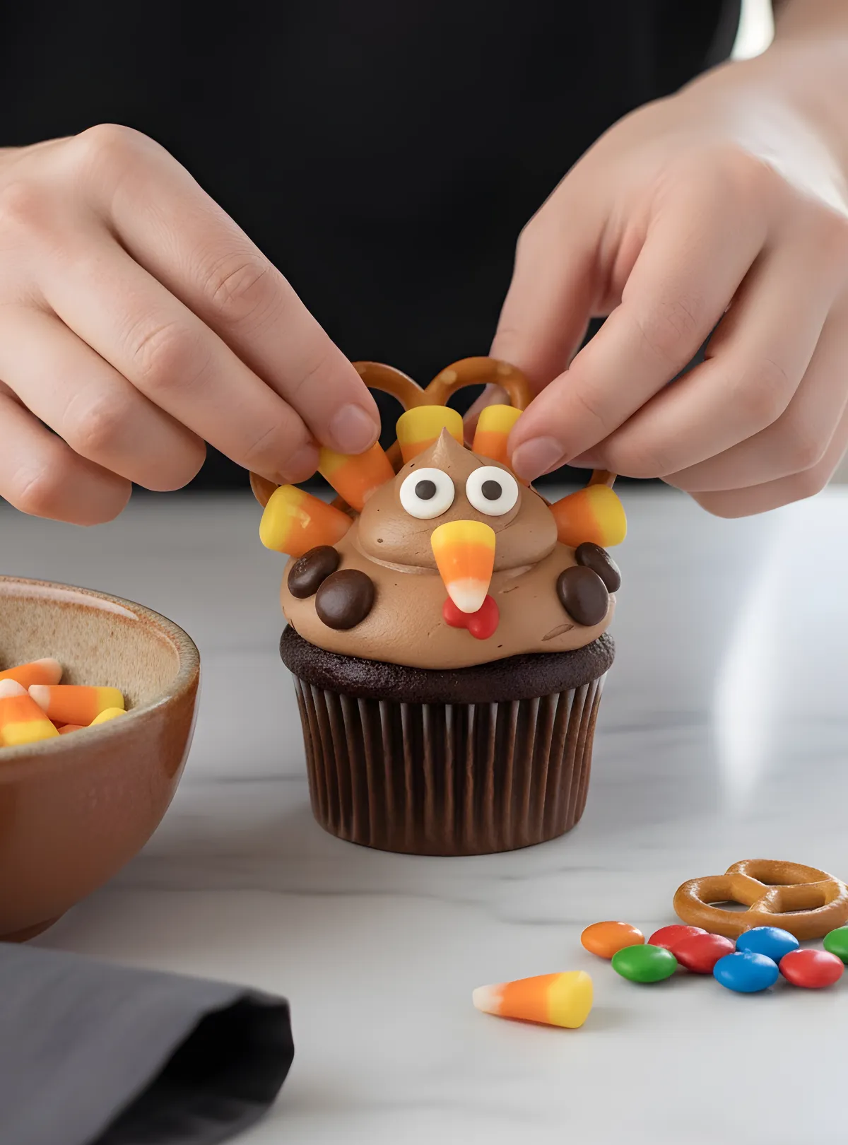 Decorating turkey cupcake