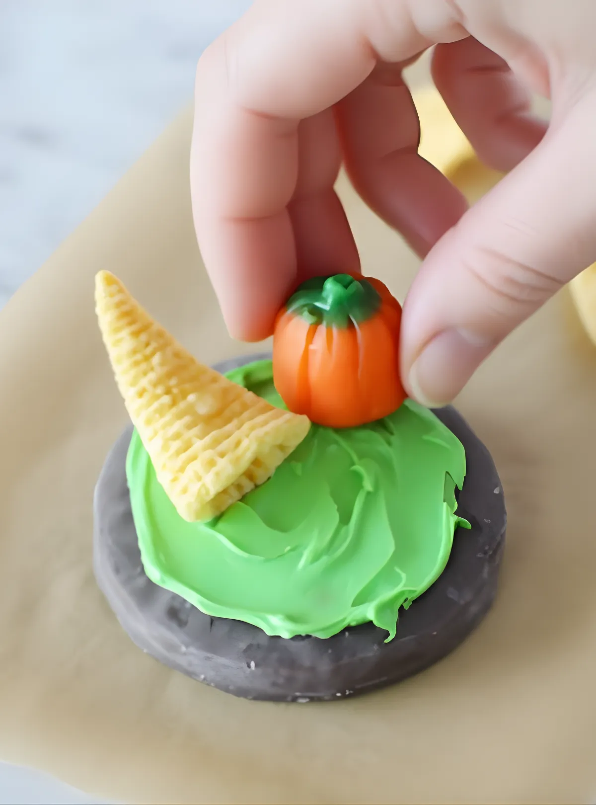 decorating fall cookie
