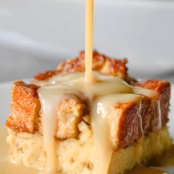 Vanilla sauce pouring